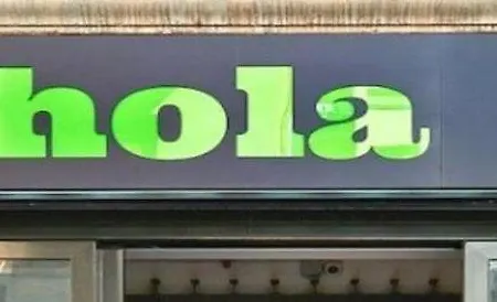 Hola Collblanc אכסניה